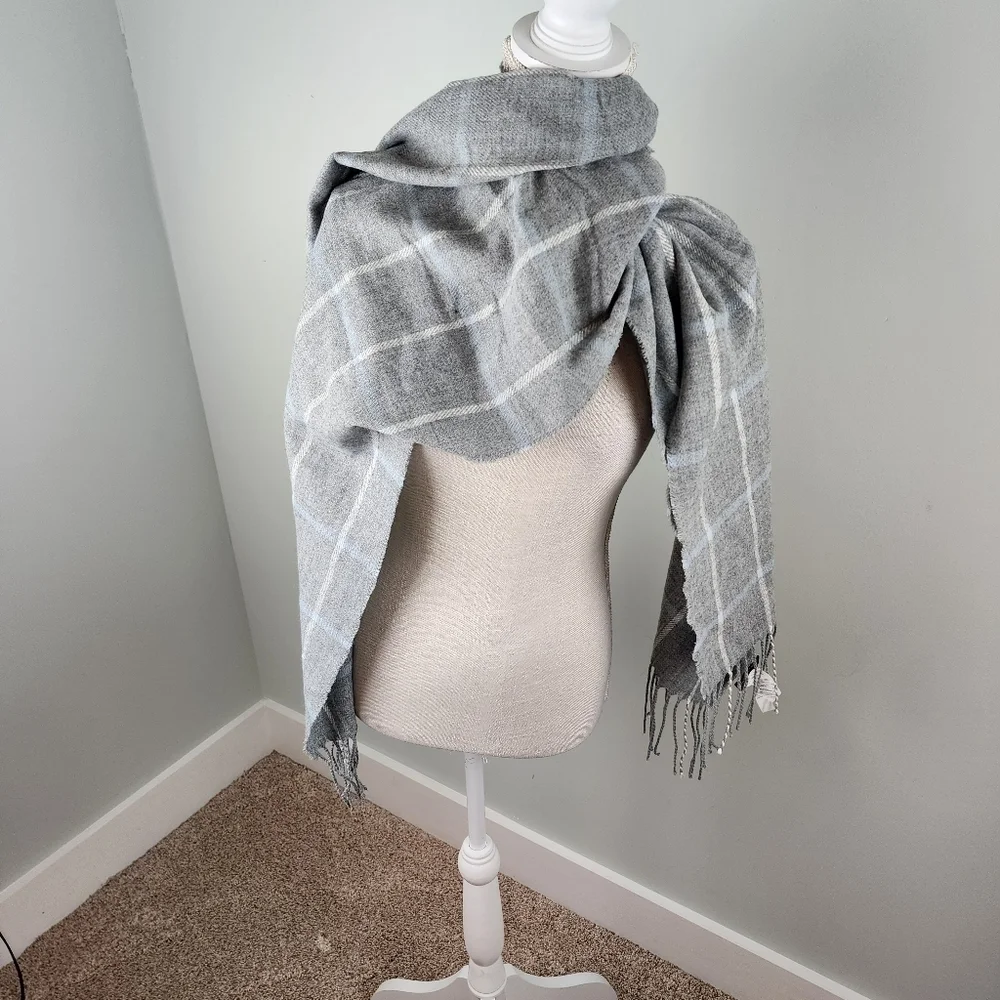 Banana Republic Women's Scarf or Wrap. Fringed Hem. Very Versatile. One Size